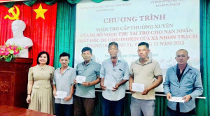 Trao quà hỗ trợ nạn nhân chất độc da cam/Dioxin