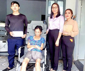 Trao tặng xe lăn cho hội viên phụ nữ khó khăn