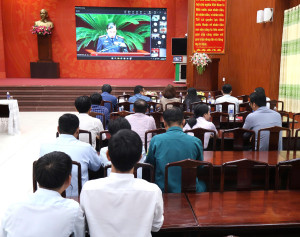Cán bộ, công chức xã Nhơn Trạch dự trực tuyến Hội nghị toàn quốc Tổng kết công tác phòng chống tham nhũng, lãng phí, tiêu cực nhiệm kỳ Đại hội XIII của Đảng