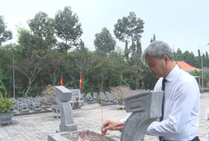 Lãnh đạo xã Nhơn Trạch thắp hương tri ân các anh hùng liệt sĩ nhân Ngày thành lập Quân đội Nhân dân Việt Nam