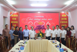 Phó Bí thư Thường trực Đảng ủy xã Dương Văn Em thăm, chúc mừng các đơn vị Ngân hàng dịp cuối năm 2025