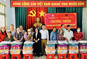 Trao tặng 25 phần quà Tết cho hộ nghèo, hộ khó khăn tại ấp 3