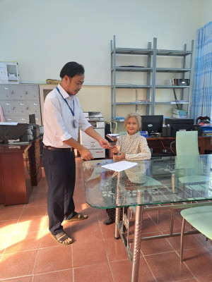 Xã Nhơn Trạch chi trả tiền quà Tết cho các đối tượng theo Nghị quyết 418/NQ-CP của Chính phủ