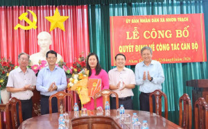 Xã Nhơn Trạch công bố các Quyết định về công tác cán bộ và thành lập Trạm Y tế xã