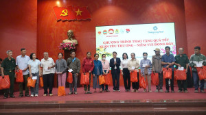 Xã Nhơn Trạch tiếp tục trao tặng 200 phần quà Tết tại chương...