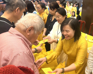 Chùa Long Hương trao tặng 850 phần quà Tết cho người dân khó...