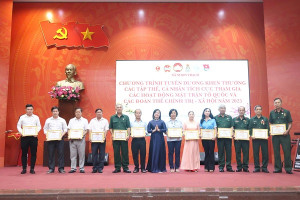 Tuyên dương, khen thưởng các tập thể, cá nhân tiêu biểu trong công tác Mặt trận và đoàn thể