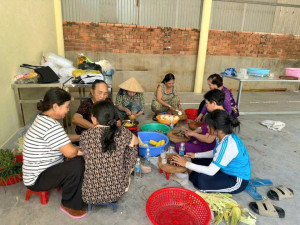 Các chị em phụ nữ ấp Long hiệu chuẩn bị các nguyên liệu để nấu