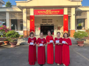 chị em phụ nữ tham gia công tác bầu cử tại ấp mỹ khoan