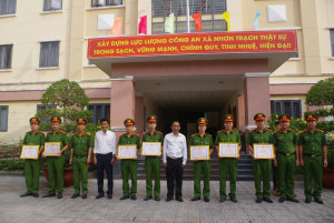 Chủ tịch UBND xã Nhơn Trạch khen thưởng đột xuất tập thể, cá nhân có thành tích xuất sắc trong cao điểm tấn công, trấn áp tội phạm