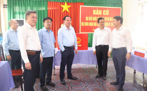 Đồng chí Võ Tấn Đức kiểm tra công tác bầu cử tại các xã: Nhơn Trạch, Đại Phước và Phước An