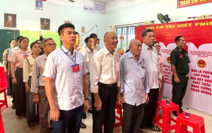 Phó Chủ tịch HĐND xã Nguyễn Bình Nam dự khai mạc bầu cử tại ấp Chợ