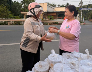 “Bếp ăn yêu thương” ấp Long Hiệu tặng 300 suất ăn miễn phí cho người lao động khó khăn