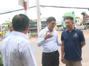 Lãnh đạo UBND xã Nhơn Trạch trực tiếp vận động người dân bàn giao mặt bằng Dự án đường 25B