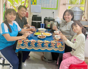 Giữ lửa yêu thương từ bữa cơm gia đình