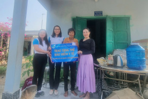 Hội LHPN xã trao tặng thẻ BHYT cho hộ phụ nữ khó khăn tại ấp Xóm hố
