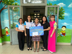 Hội Phụ nữ trao tặng học bổng cho trẻ em mồ côi tại ấp 1