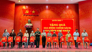 Quân khu 7 trao tặng 57 phần quà cho các gia đình chính sách, hộ khó khăn tại xã Nhơn Trạch