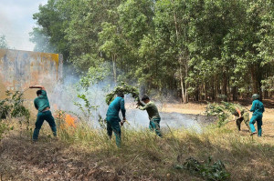 Cán bộ, chiến sĩ Ban Chỉ huy quân sự xã kịp thời dập tắt các đám cháy