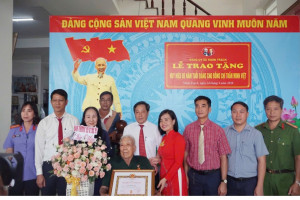 Trao Huy hiệu 65 năm tuổi Đảng cho đảng viên Trần Minh Việt