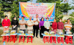 Trao tặng 100 phần quà cho hộ nghèo nhân kỷ niệm các ngày lễ lớn
