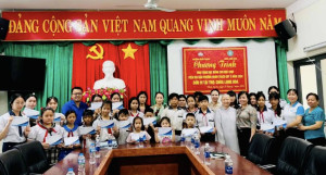 Trao tặng 30 suất học bổng cho học sinh, trẻ mồ côi có hoàn cảnh khó khăn