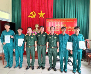 Ban Chỉ huy Quân sự phường trao quyết định hoàn thành nghĩa vụ Dân quân và kết nạp lực lượng Dân quân năm thứ nhất năm 2026