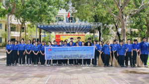 Tuổi trẻ phường Nhơn Trạch sôi nổi ra quân “Ngày Chủ nhật xanh” và trao quà cho học sinh khó khăn