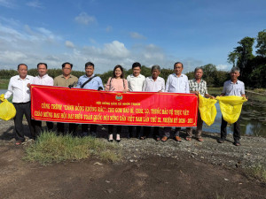 HỘI NÔNG DÂN PHƯỜNG NHƠN TRẠCH TỔ CHỨC RA QUÂN THỰC HIỆN “CÔNG TRÌNH CÁNH ĐỒNG KHÔNG RÁC” THU GOM BAO BÌ, CHAI, LỌ THUỐC BẢO VỆ THỰC VẬT TẠI ĐỒNG DINH ÔNG