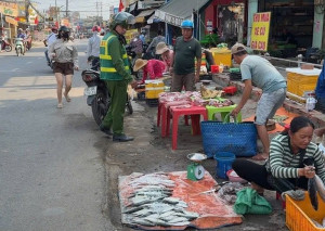 Phường Nhơn Trạch triển khai đồng bộ nhiều giải pháp lập lại trật tự lòng, lề đường