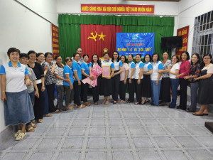 Đồng chí Nguyễn Thị Thắm Chủ tịch Hội LHPN phường trao Quyết định cho Ban điều hành mô hình