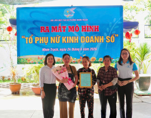 Lãnh đạo Hội LHPN phường trao quyết định thành lập cho Ban điều hành mô hình