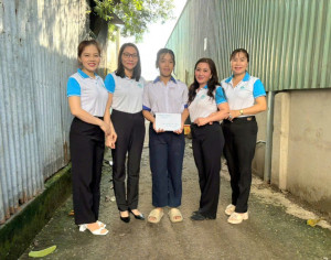 Trao tặng quà cho em Đỗ Thị Tường Vy, khu phố Phước Kiểng