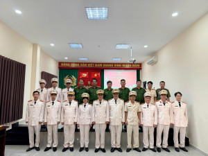 Công an phường Nhơn Trạch tổ chức Lễ công bố quyết định nâng lương, thăng cấp bậc hàm năm 2026