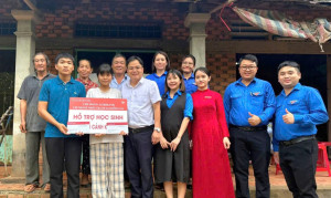 Trao tặng học bổng cho học sinh nghèo có hoàn cảnh khó khăn