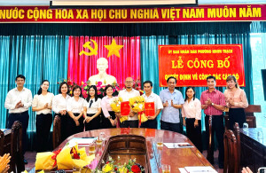 UBND phường Nhơn Trạch công bố các quyết định về công tác cán bộ