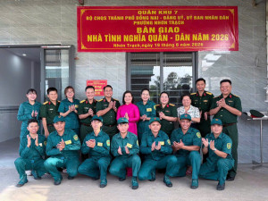 Trao Nhà tình nghĩa Quân - Dân cho dân quân thường trực có hoàn cảnh khó khăn