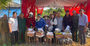 Trao quà cho hộ khó khăn tại Khu Phố Vĩnh Tuy, hưởng ứng đợt thi đua đặc biệt “500 ngày đêm”