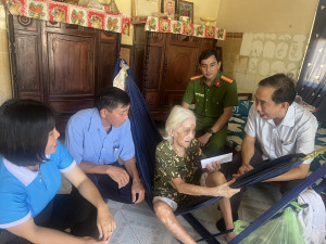 Phó Chủ tịch UBND phường Đào Minh Tâm thăm, tặng quà gia đình chính sách