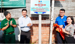 Đoàn phường Nhơn Trạch thực hiện công trình " Tuyến đường sáng - xanh - sạch - đẹp - an toàn"