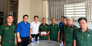 Hội Cựu chiến binh phường Nhơn Trạch phối hợp Agribank Chi nhánh Nhơn Trạch thăm, tặng quà thương binh, bệnh binh