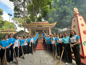 Cán bộ hội viên phụ nữ tham gia vệ sinh nhà bia Hiệp Phước