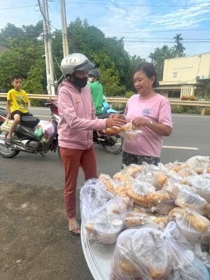 Những suất ăn được trao gửi đến người dân khó khăn