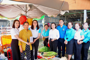 Trao tặng bảng mã QR cho phụ nữ tiểu thương