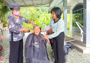 Chi hội Phụ nữ khu phố Long Tân đến tận nhà cắt tóc miễn phí...