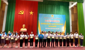 Liên đoàn Lao động Thành phố tuyên dương 537 học sinh “Học...