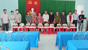 Khu phố Long Tân trao tặng 60 phần quà cho hộ khó khăn
