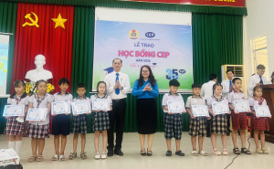 CEP Nhơn Trạch trao 128 suất học bổng, tiếp sức học sinh...