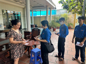 Khu phố Phước Thiền ra quân vệ sinh môi trường, diệt lăng...