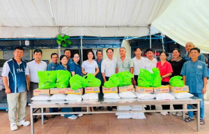 Trao tặng 350 phần quà cho hộ có hoàn cảnh khó khăn